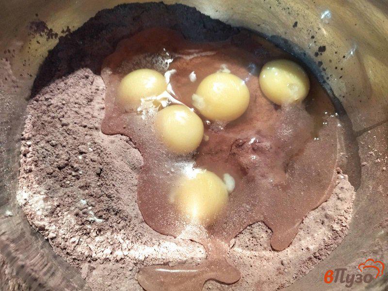 Фото приготовление рецепта: Шоколадное клафути с вишней шаг №3