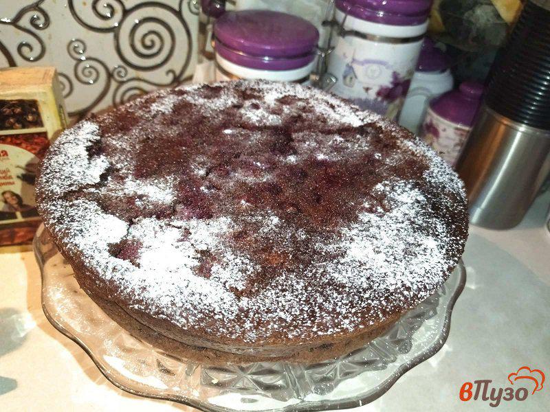 Фото приготовление рецепта: Шоколадное клафути с вишней шаг №9