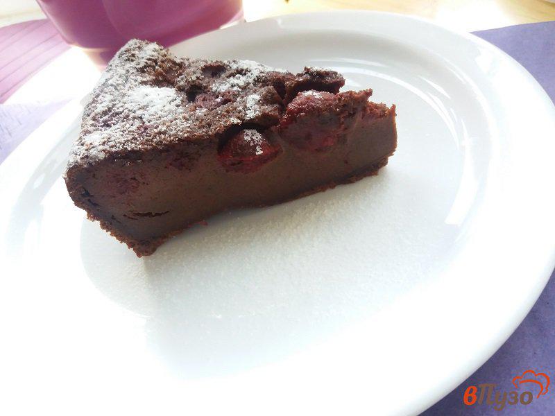 Фото приготовление рецепта: Шоколадное клафути с вишней шаг №11