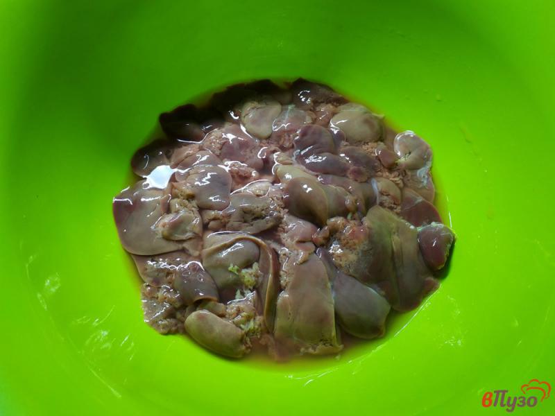 Фото приготовление рецепта: Куриная печень в сливочно-чесночном соусе шаг №2