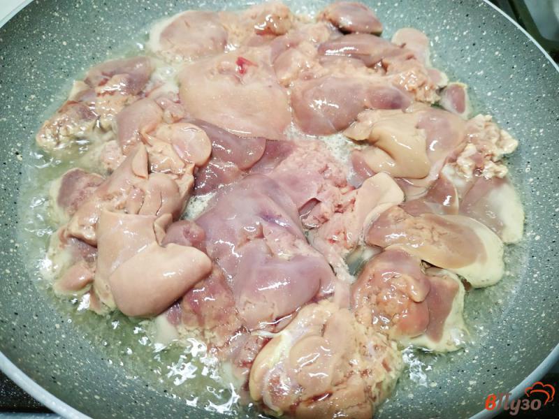 Фото приготовление рецепта: Куриная печень в сливочно-чесночном соусе шаг №4