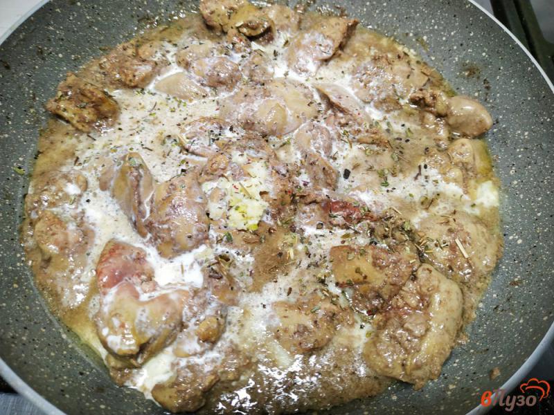 Фото приготовление рецепта: Куриная печень в сливочно-чесночном соусе шаг №6