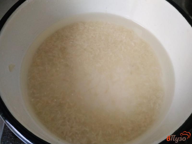 Фото приготовление рецепта: Молочный суп с рисом и вяленой клюквой шаг №1