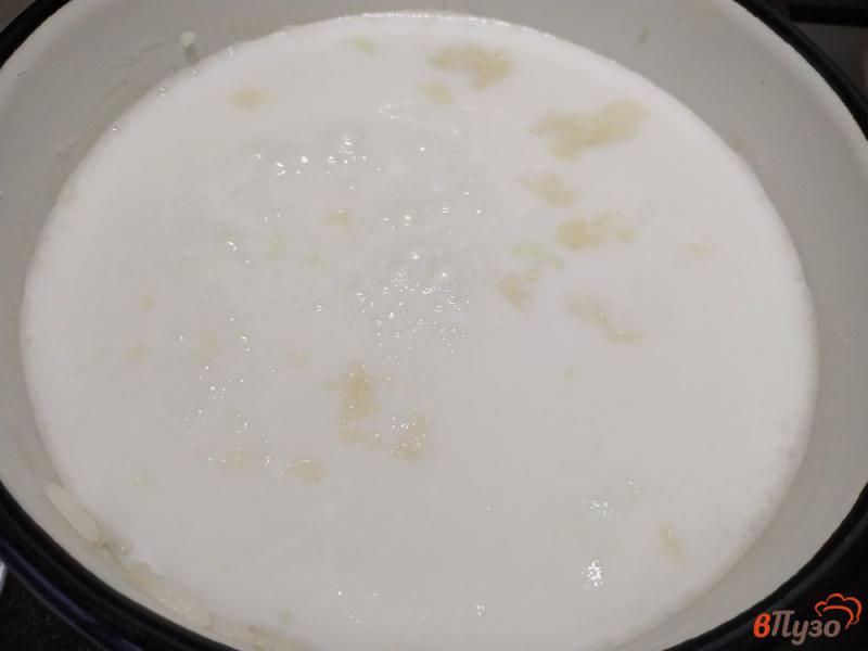 Фото приготовление рецепта: Молочный суп с рисом и вяленой клюквой шаг №2