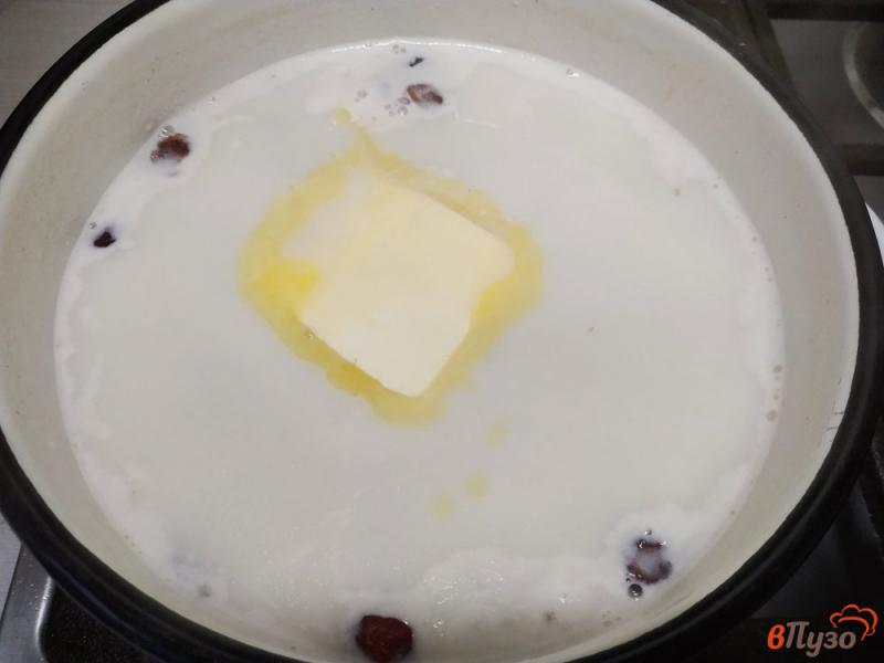 Фото приготовление рецепта: Молочный суп с рисом и вяленой клюквой шаг №4