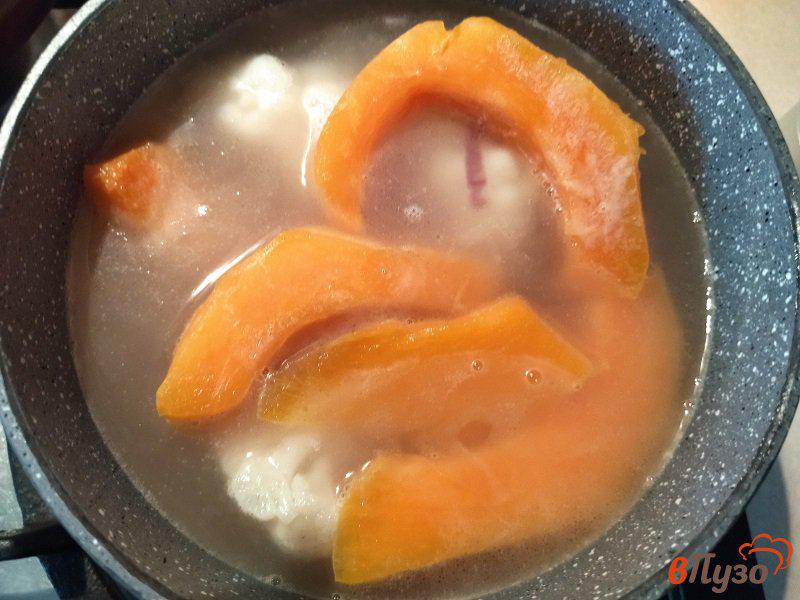 Фото приготовление рецепта: Суп-пюре из тыквы и цветной капусты для деток шаг №6