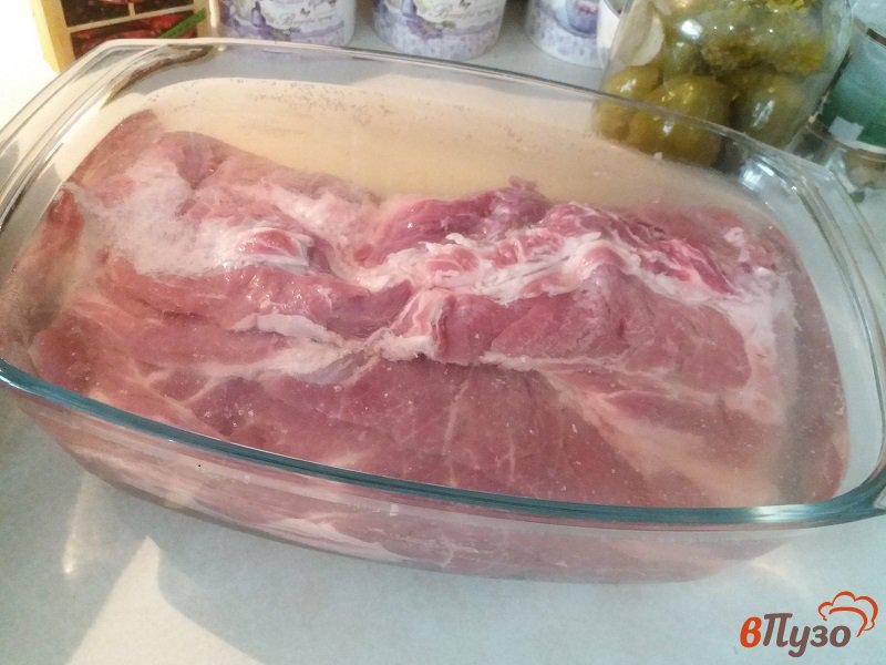 Фото приготовление рецепта: Запечённая свиная шея маринованная в кавказский специях шаг №2