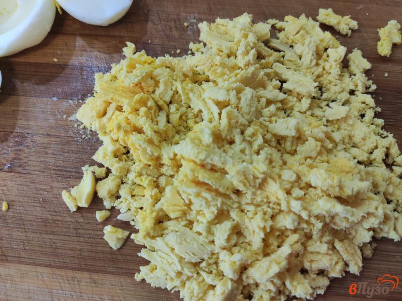 Фото приготовление рецепта: Яйца фаршированные сыром шаг №3