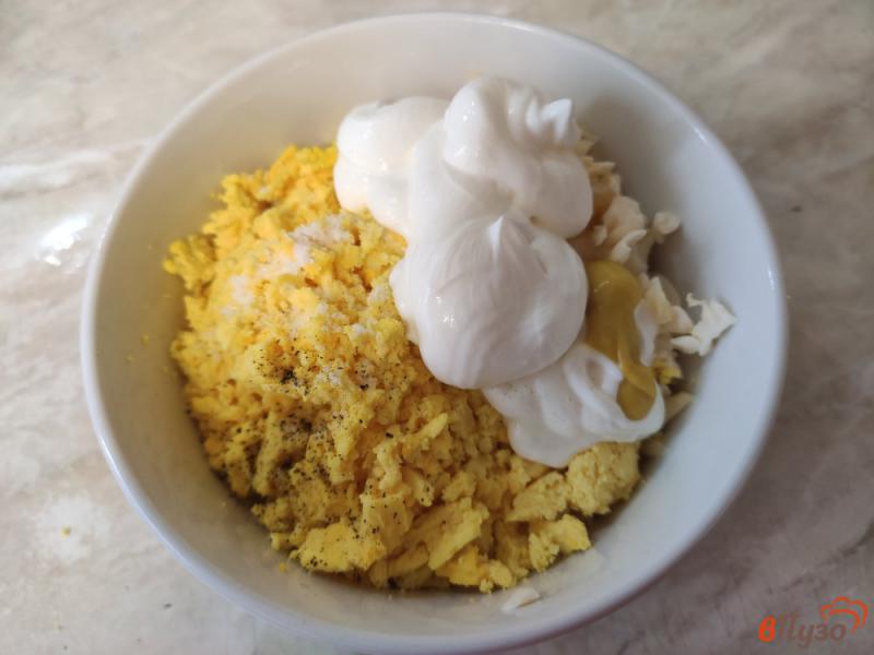 Фото приготовление рецепта: Яйца фаршированные сыром шаг №4