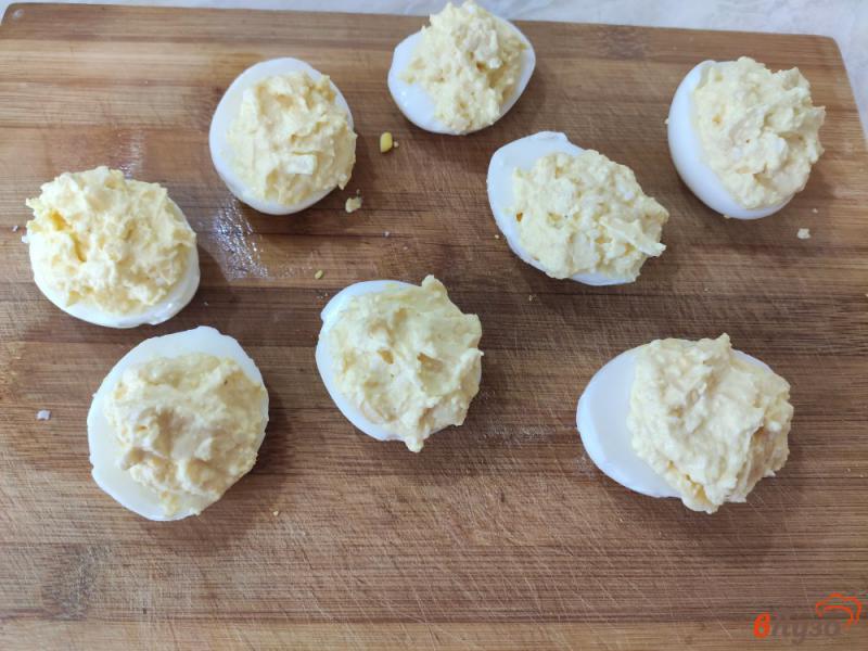 Фото приготовление рецепта: Яйца фаршированные сыром шаг №6