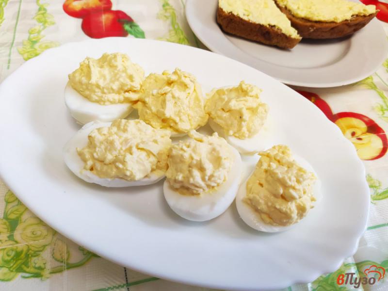 Фото приготовление рецепта: Яйца фаршированные сыром шаг №7