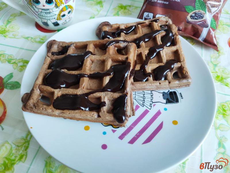 Фото приготовление рецепта: Шоколадные вафли на сметане с шоколадным соусом шаг №8