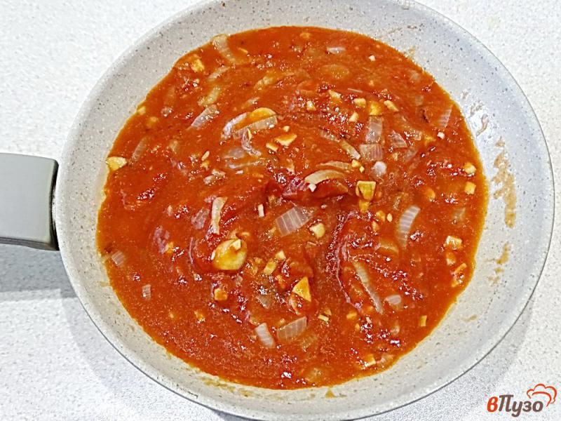 Фото приготовление рецепта: Куриные желудки в томатном соусе шаг №4