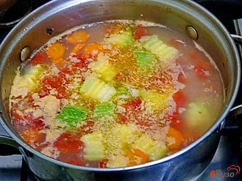 Фото приготовление рецепта: Суп с сёмгой кабачками и томатами шаг №9
