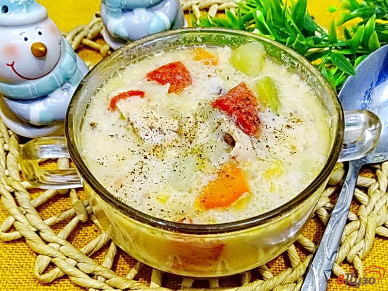 Фото приготовление рецепта: Суп с сёмгой кабачками и томатами шаг №12