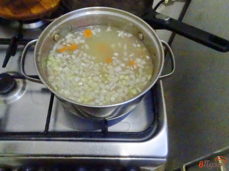 Фото приготовление рецепта: Суп с сёмгой кабачками и томатами шаг №4