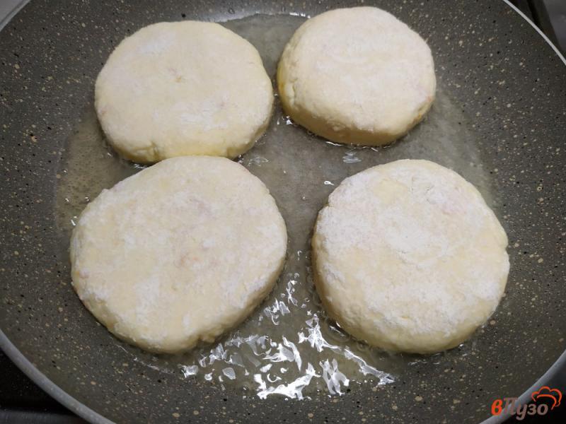 Фото приготовление рецепта: Сырники с цедрой апельсина шаг №4