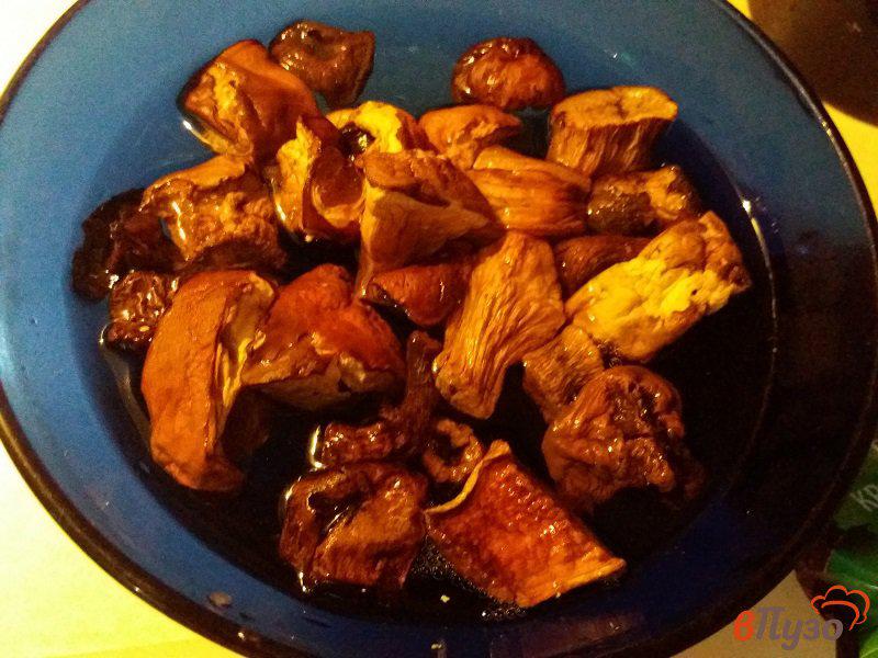 Фото приготовление рецепта: Томлёные свиные рёбрышки с черносливом и белыми грибами шаг №2