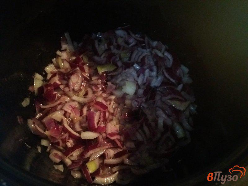 Фото приготовление рецепта: Томлёные свиные рёбрышки с черносливом и белыми грибами шаг №3