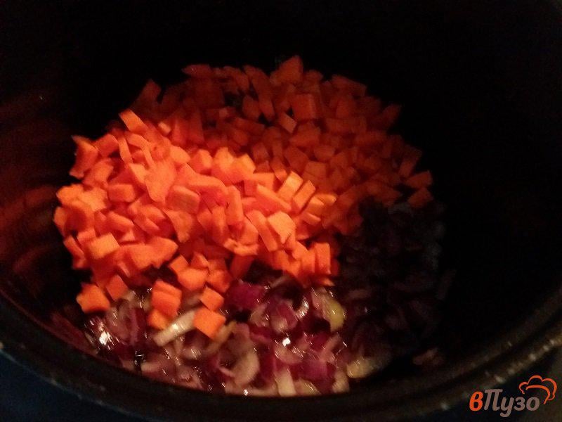 Фото приготовление рецепта: Томлёные свиные рёбрышки с черносливом и белыми грибами шаг №5