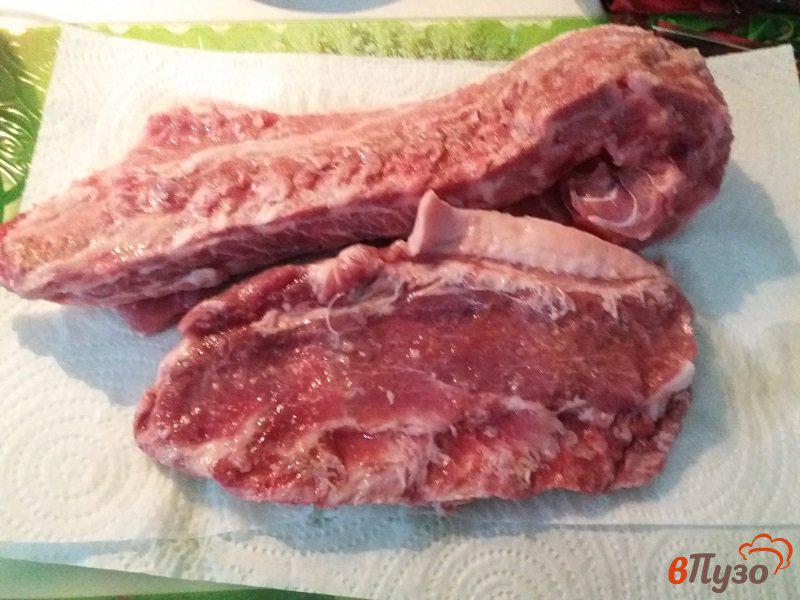 Фото приготовление рецепта: Томлёные свиные рёбрышки с черносливом и белыми грибами шаг №6
