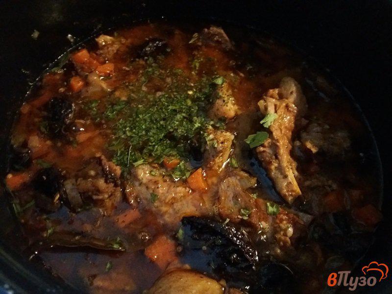Фото приготовление рецепта: Томлёные свиные рёбрышки с черносливом и белыми грибами шаг №10