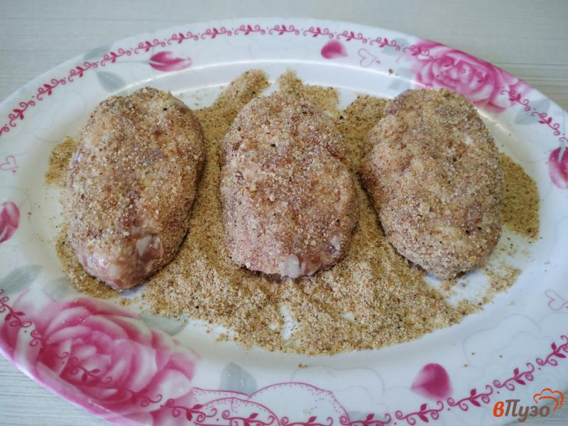 Фото приготовление рецепта: Свиные котлеты с салом и чесноком впрок шаг №6