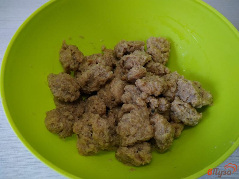 Фото приготовление рецепта: Куриные котлеты с соевым мясом впрок шаг №2