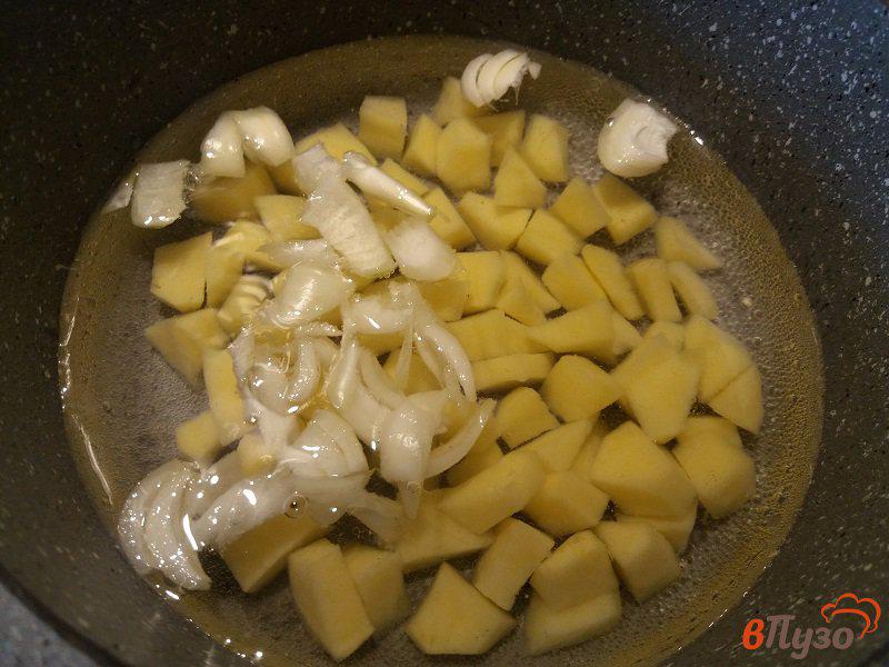 Фото приготовление рецепта: Суп с морепродуктами  с овощами для деток шаг №4