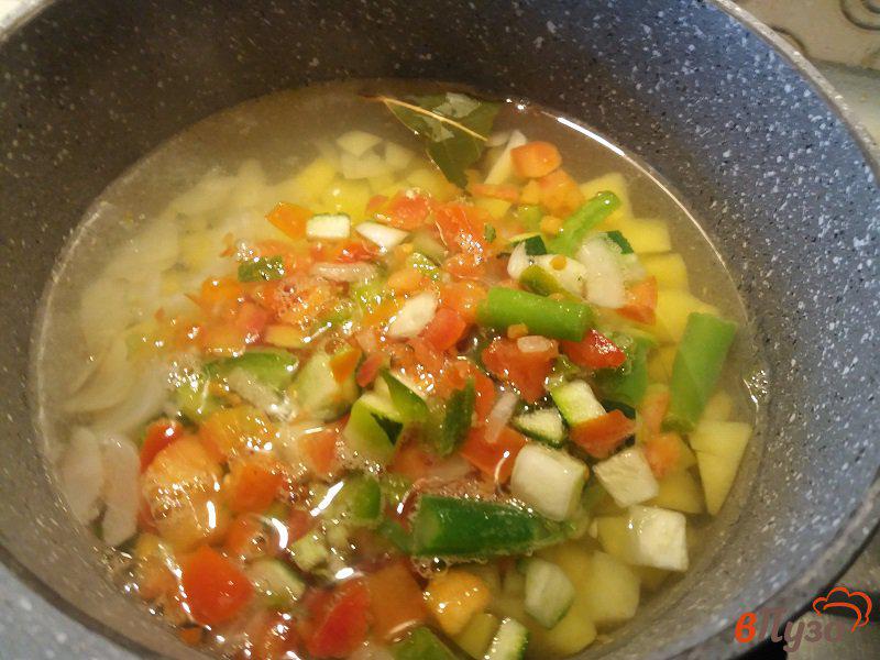 Фото приготовление рецепта: Суп с морепродуктами  с овощами для деток шаг №5