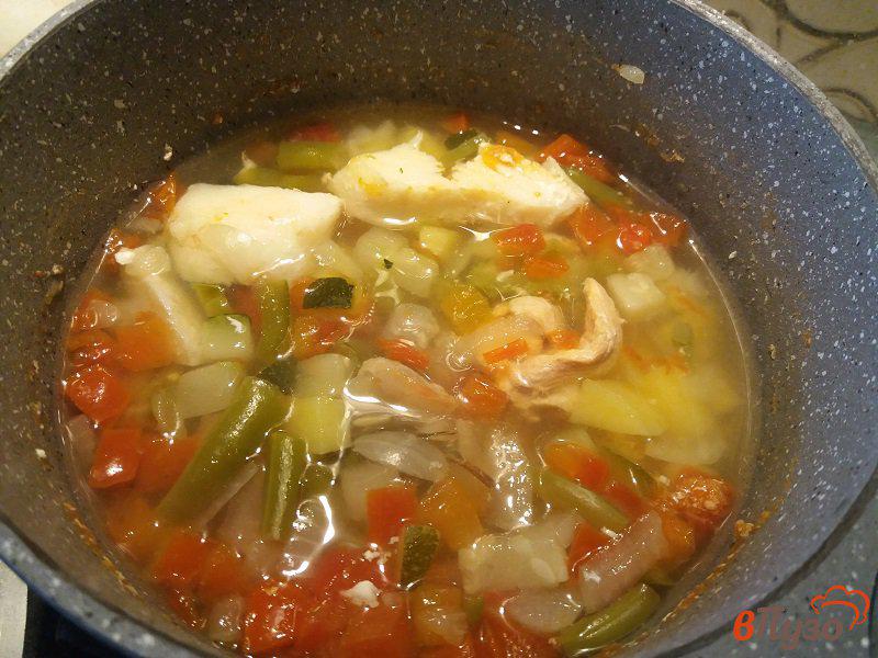 Фото приготовление рецепта: Суп с морепродуктами  с овощами для деток шаг №7
