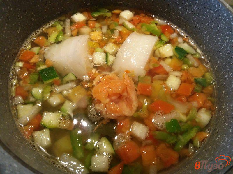 Фото приготовление рецепта: Суп с морепродуктами  с овощами для деток шаг №6