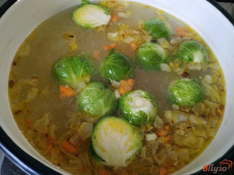 Фото приготовление рецепта: Овощной суп с брюссельской капустой шаг №6