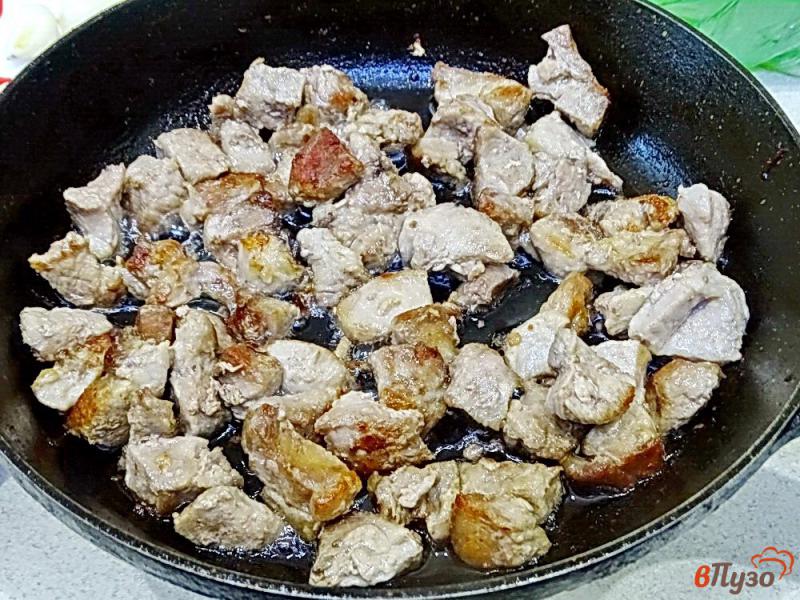 Фото приготовление рецепта: Свинина с грибами, сметаной и соевым соусом шаг №3