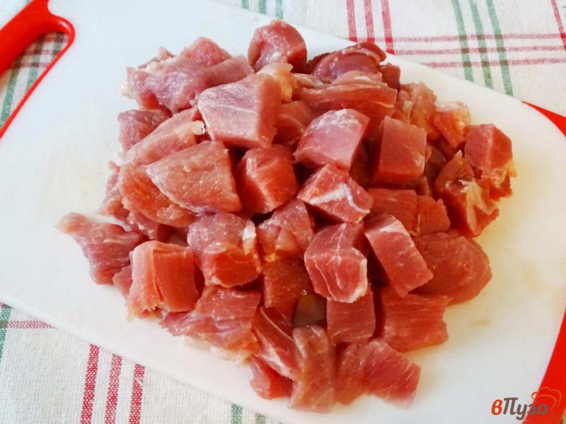Фото приготовление рецепта: Свинина с грибами, сметаной и соевым соусом шаг №1