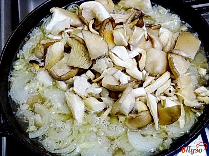 Фото приготовление рецепта: Свинина с грибами, сметаной и соевым соусом шаг №6