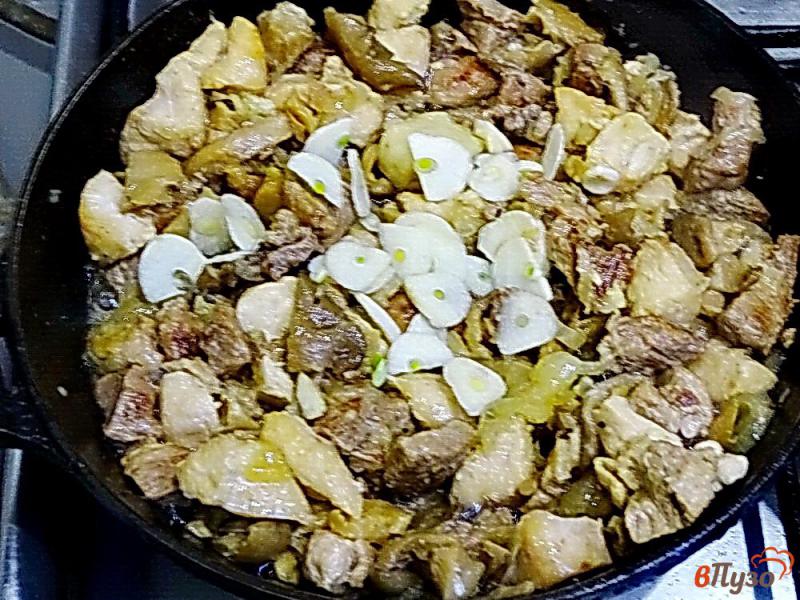 Фото приготовление рецепта: Свинина с грибами, сметаной и соевым соусом шаг №7