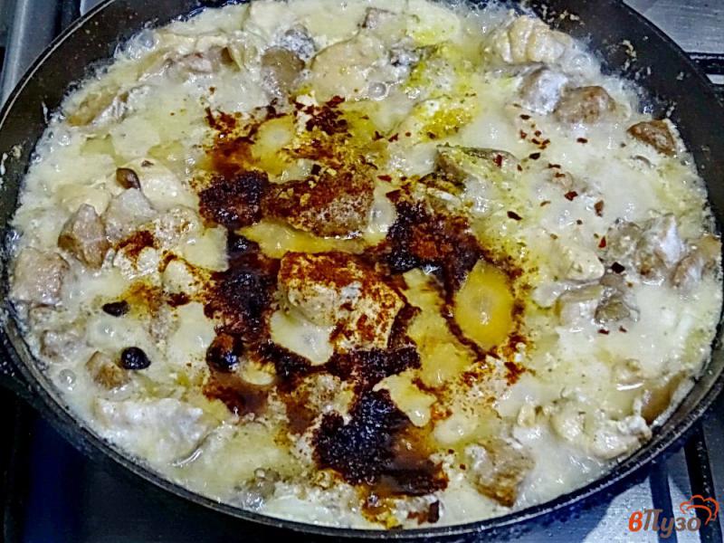Фото приготовление рецепта: Свинина с грибами, сметаной и соевым соусом шаг №9