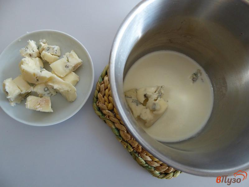 Фото приготовление рецепта: Тосты с горгонзолой и грушами шаг №3