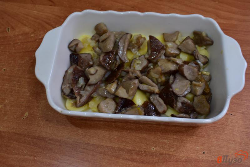 Фото приготовление рецепта: Картошка с фаршем и грибами в духовке шаг №3