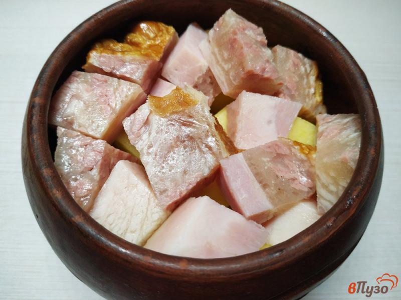 Фото приготовление рецепта: Картофель со свиной грудинкой запечённая в горшочке шаг №4