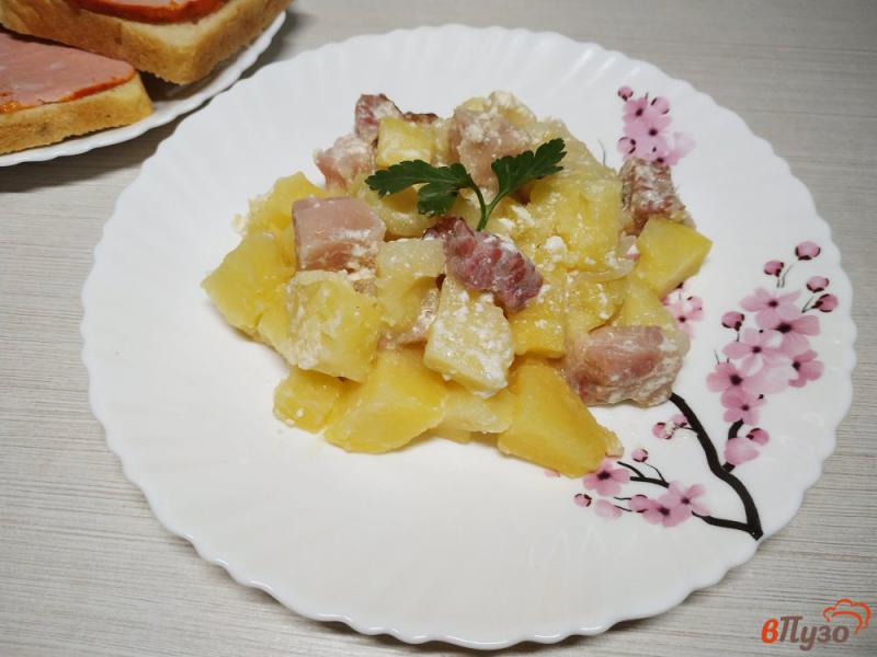 Фото приготовление рецепта: Картофель со свиной грудинкой запечённая в горшочке шаг №11