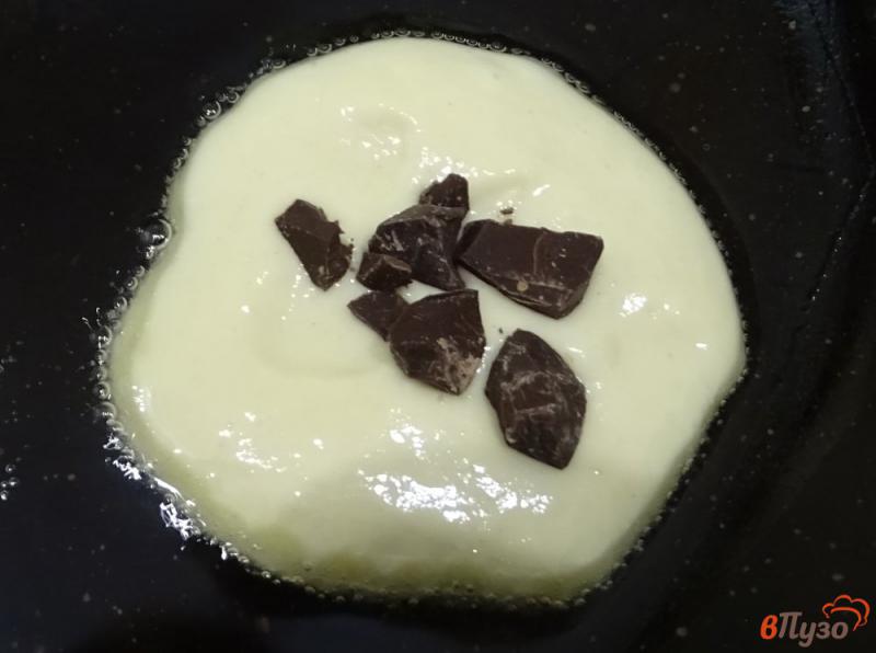 Фото приготовление рецепта: Панкейки на кефире с шоколадом шаг №9