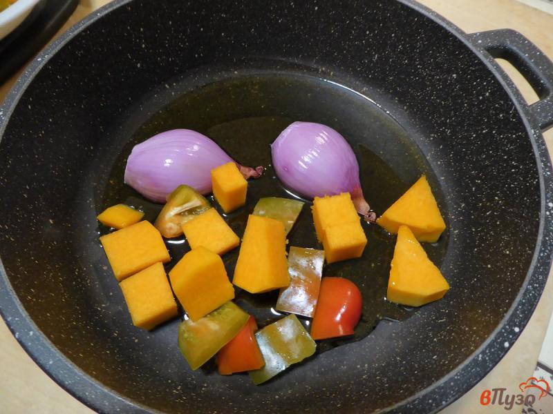 Фото приготовление рецепта: Крем-суп тыквенный со свежими грибами и сладким перцем шаг №3