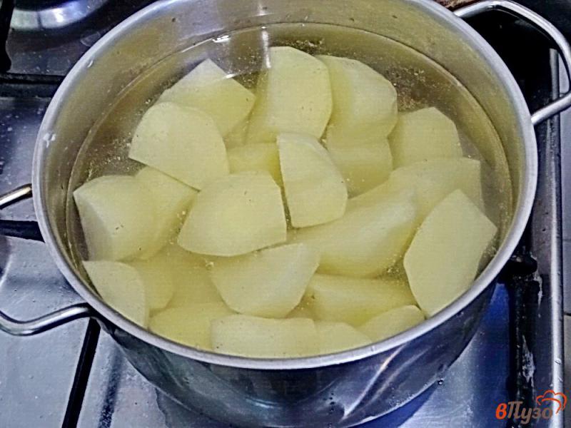 Фото приготовление рецепта: Запеченные сосиски в картофельном тесте шаг №1