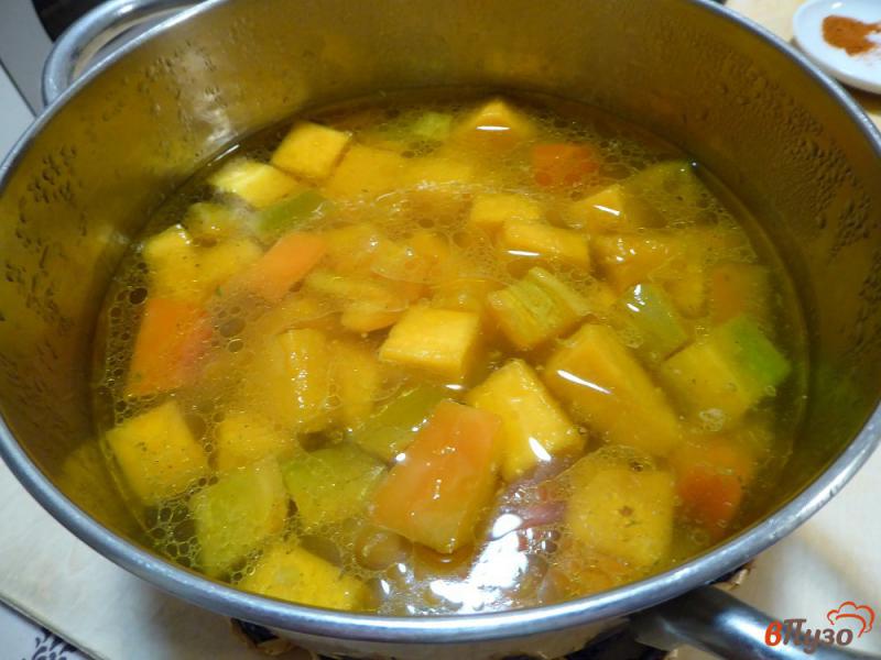 Фото приготовление рецепта: Крем-суп тыквенный со свежими грибами и сладким перцем шаг №4