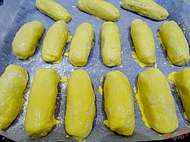Фото приготовление рецепта: Запеченные сосиски в картофельном тесте шаг №7