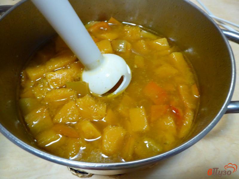 Фото приготовление рецепта: Крем-суп тыквенный со свежими грибами и сладким перцем шаг №9