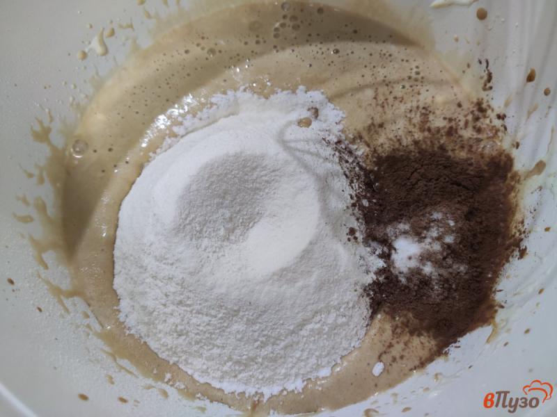 Фото приготовление рецепта: Кофейно шоколадные кексы шаг №4