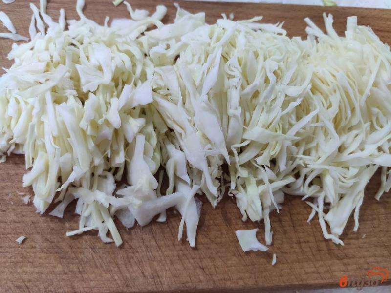 Фото приготовление рецепта: Салат из капусты с горошком огурцом и луком шаг №1